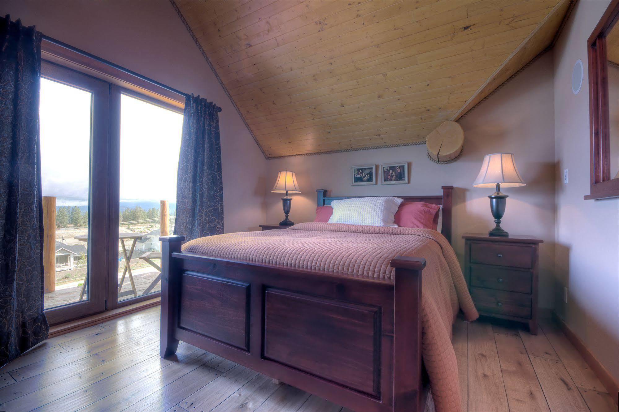 A Okanagan Lakeview Inn Келоуна Екстериор снимка