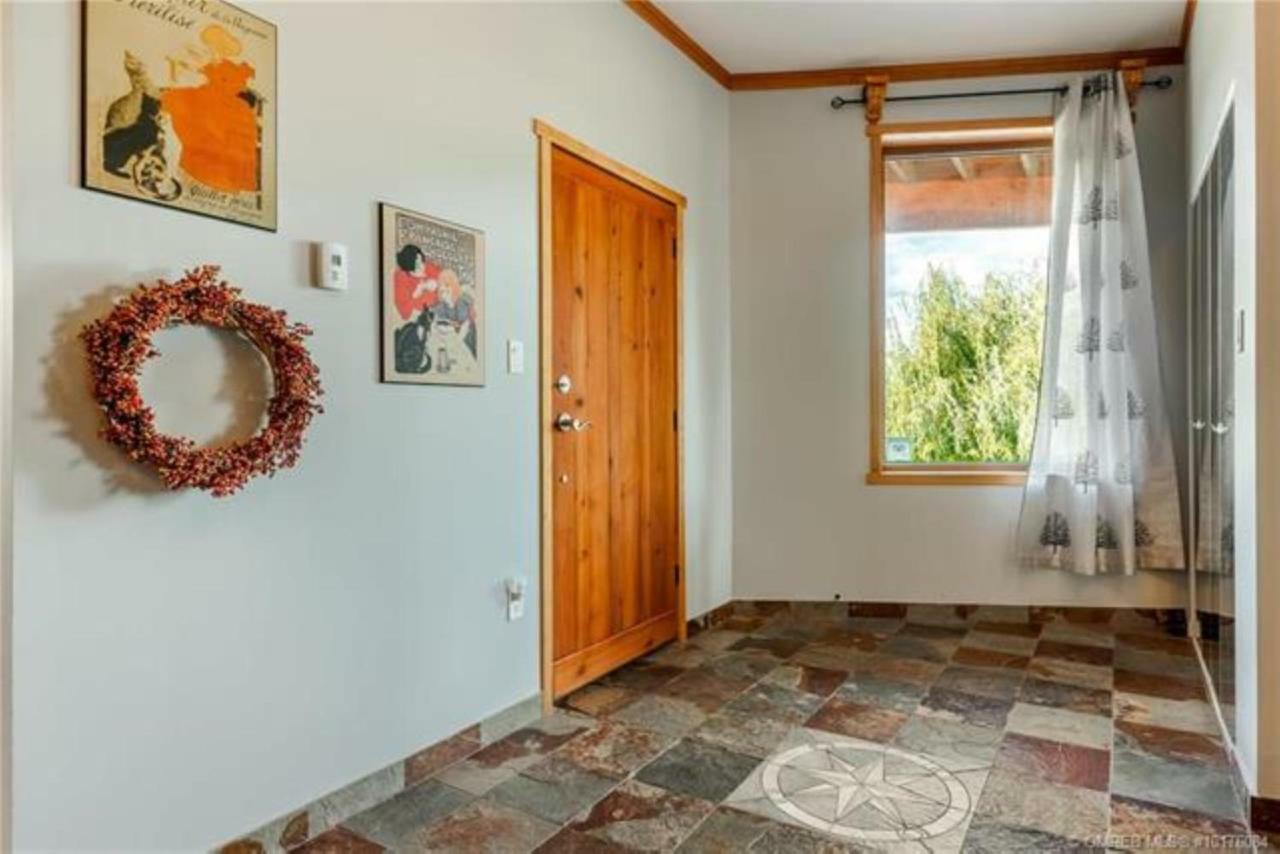 A Okanagan Lakeview Inn Келоуна Екстериор снимка
